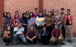 Karyawan PT Pemad International Transearch menggunakan Baju Batik