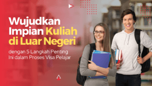 Seorang siswa dengan senyum cerah menghadap kamera, dengan bangunan kampus yang indah sebagai latar belakang.