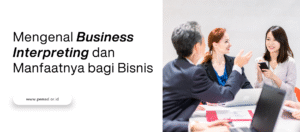 Business Interpreting Seorang laki-laki membantu komunikasi dalam sebuah pertemuan