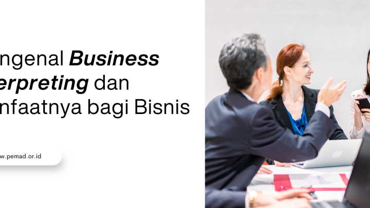 Business Interpreting Seorang laki-laki membantu komunikasi dalam sebuah pertemuan