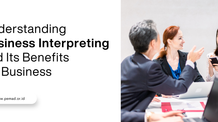 Seorang laki-laki membantu komunikasi dalam sebuah pertemuan