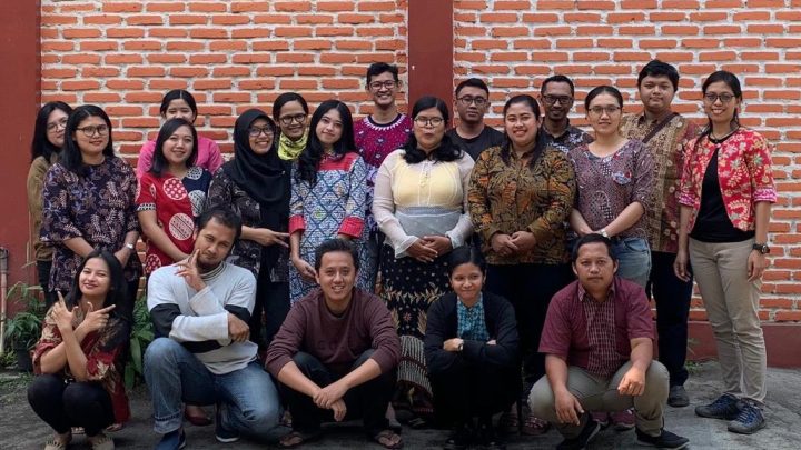 Karyawan PT Pemad International Transearch menggunakan Baju Batik