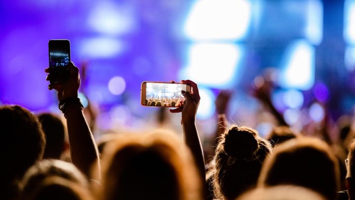 Terjemahkan lirik Coldplay, dengan metafora dan simbolisme yang merenungkan, mengeksplorasi lapisan makna yang dalam.