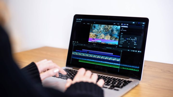 Illustrasi teks subtitle dan closed caption di layar laptop, memperjelas perbedaan antara keduanya dalam aksesibilitas konten