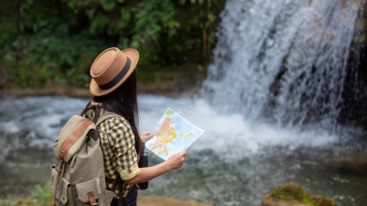 Illustration depicting travelers facing challenges with non-bilingual directions in Indonesia.